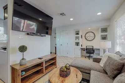 Image de Newly Renovated Apartment with New Furnishings Unit 210