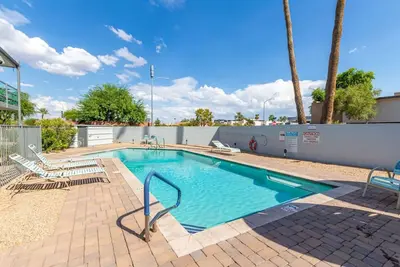 2br Scottsdale Getaway w/ Pool & Parking