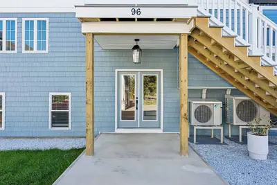 Spacious 7-bedroom house with WiFi and Ac in fabulous Pine Point Scarborough