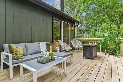 Image de Hopskip Retro Chalet • Firepit • Deck • Gas Grill • Pools • Lake • Tennis-Pickle