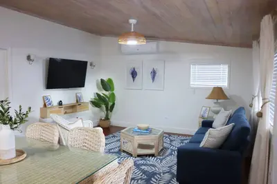 Image de Coastal Chic - Cozy 2br 3bd in charming Harbour Island Steps to Pink Sand Beach