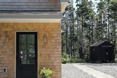 Image de New Modern Retreat in Bernard