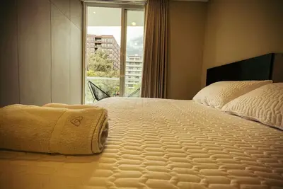 Image de Luxurious atmosphere in an exclusive area, everything very close.