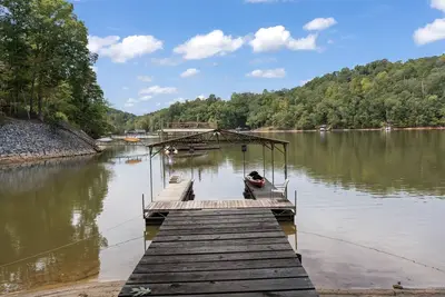 Image de New Upscale Lakefront Getaway:Dock, Firepit, Games