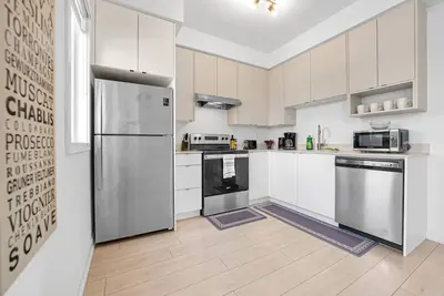 Image de Posh 4 Bed Home with Backyard in Great Location