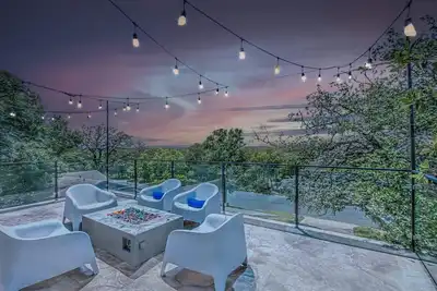 Image de 4br Sleeps 10 Bbq Firepit & Walk To Zilker!