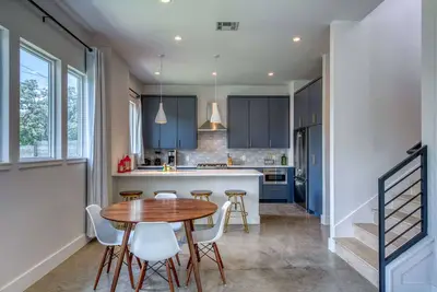 Image de Contemporary Home Centrally Located Near SoCo & Dt