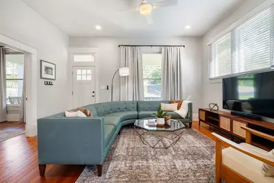 Image de Modern Decor | Walkable to SoCo