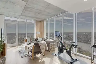 Image de High Rise Luxury Condo with Lake & City Views