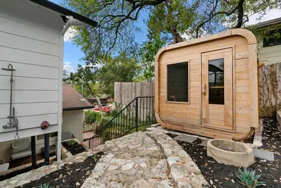 Image de 4 bedroom near SoCo with a Sauna