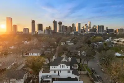 Image de Gated 5 Bedroom | Walkable to East Austin