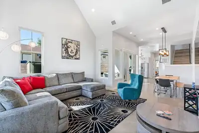 Image de Trendy 3 bedroom in South Austin! Pet Friendly!