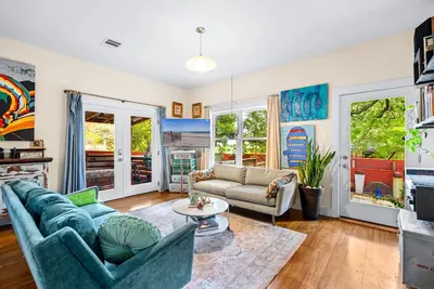 Image de Eclectic 3 Bedroom | Block from South Congress!