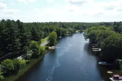 Image de Beautiful Waterfront Cottage with Hot Tub in South Muskoka