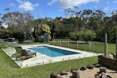 Image de Poolside Loft- Private retreat, Shared Pool/Spa, Basketball Court, Close to wineries, Golf, Beaches