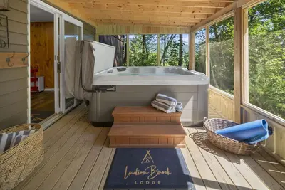 Image de Indian Brook Lodge|Lake Views & Access|Hot Tub|11 Beds|Pet Friendly|