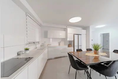 Image de Beach vicinity, shopping G-level, parking. Near playground. Shabbat elevator\n