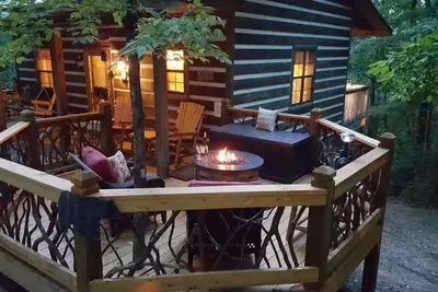 Image de Sweet Retreat Cabin -  Fiber Optic Wi-Fi, Hot tub, Pool table and more. . . .