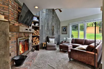 Image de Powder to the People: Fun 3br Condo with Triple Bunk, Cozy Fireplace & Community Pool