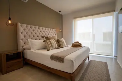 3br House w/ pool, security and excellent location!