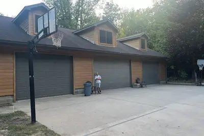 Image de Charming 2-bedroom 1-full bath upstairs house less than 1/2 mile to Mullett Lake