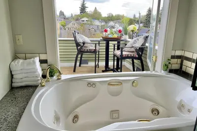 Image de Elegant 7br/4ba Queen Anne Home | Walkable & Perfect for Groups