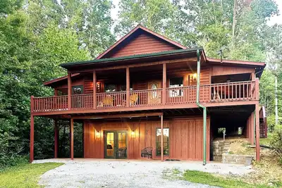 Image de New-Mountain Cabin-Pet Friendly-Theater-Pool Table-Hot Tub-Private Location