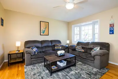 Image de Spacious pet friendly house w/private hot tub, pool table & Free Wifi