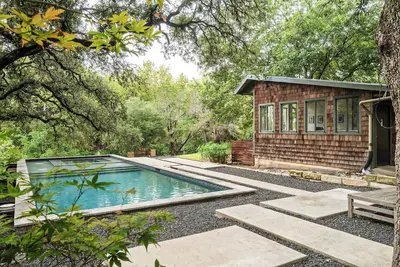 Image de Secluded Retreat with a Pool & Creek Access