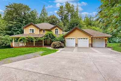 Image de Family-friendly home with a private backyard, gas grill, and dedicated workspace