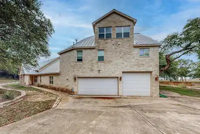 Image de 6-bedroom waterfront house with pool table & lake view