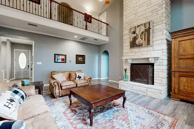 Image de Serene waterfront house with pool table, game room and lake views