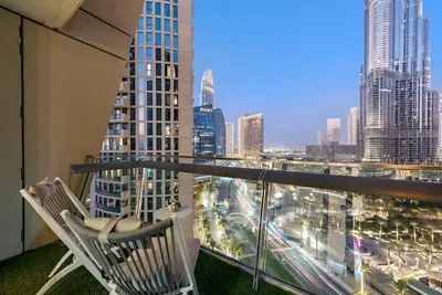 Image de Luxury 2br | Burj View | Pool| Walk to Mall & Metro Dining Shopping