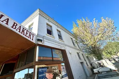 Large, 2 Br stable conversion (circa 1874) tucked in the heart of old town. 🍃