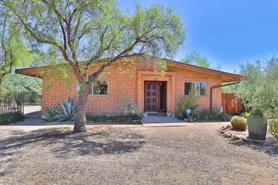 Image de Incredible desert setting in the heart of town at Happy Trails Hideaway