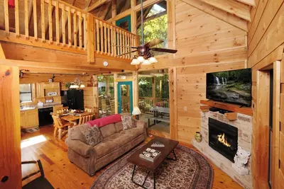 Image de 3 Br/3 bath (sleeps 8) located between GBurg & Pf! Hot tub, pool table, privacy!