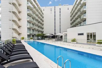 Image de 2br Walkerville Apartment - Steps from Cafes, Shops, and Scenic Parks!