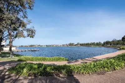 Image de This house is a 4 bedroom(s), 2 bathrooms, located in Point Cook, Vic.