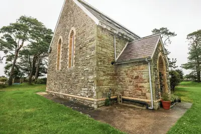 Image de Church Llygad Y Dyffryn, pet friendly, with a garden in Brynhoffnant