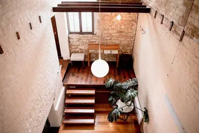 Image de Inner-city sanctuary with off-street parking