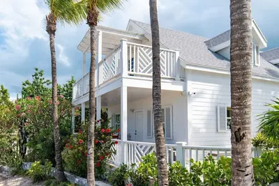 Image de Newly renovated 5-Bedroom Harbourfront Oasis in Historic Governor's Harbour