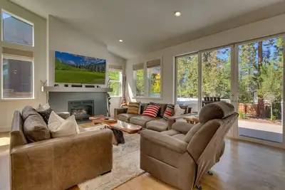 A Modern Tahoe 3 Bedroom, 3. 5 Bath (Sl110), Hot Tub, Bbq, Close to Downtown