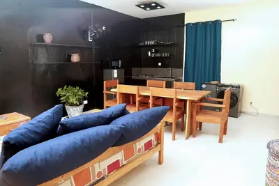 Image de 80 metres de la plage 1 salon, 1 chambre, 2 salles de bain, entrée indépendante