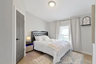 Image de 5 mins to Grand Park, 15 mins to Ruoff, pet-friendly, peaceful environment!