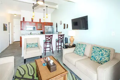 Image de Pacific+Pool+Palms! Luxe w/Chic Kitchen, Lanai, Den, WiFi–Kauai Kailani K303