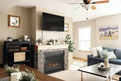 Image de 3 Bedrooms + Private Bathrooms | Rocky Mtn Getaway