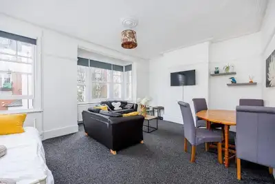 Image de Bright & Spacious 2br w/ Netflix Nr High St & Westcliff Beach by Everhome Ltd