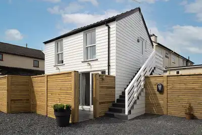 Image de Wave apartment is ideal for up to four guests offering a retreat by the sea.