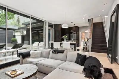 Image de Contemporary Park Dale Townhome