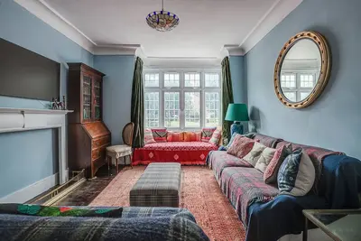 Image de Bright Victorian family house with garden, 3 mins to Tube